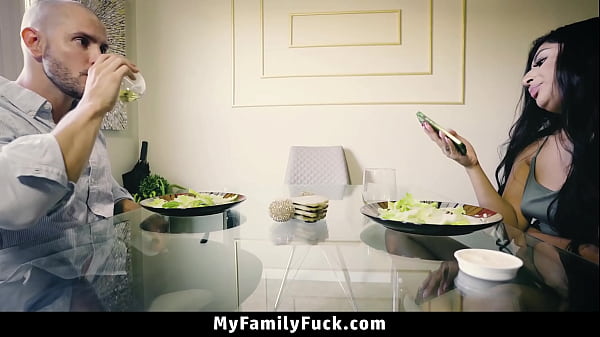 Stepdaughter Is Greeted Warmly by Stepparents Roxanne and Duncan Saint – Myfamilyfuck