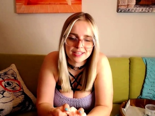 Amateur Webcam Cute Teen Plays Solo with Big Dildo